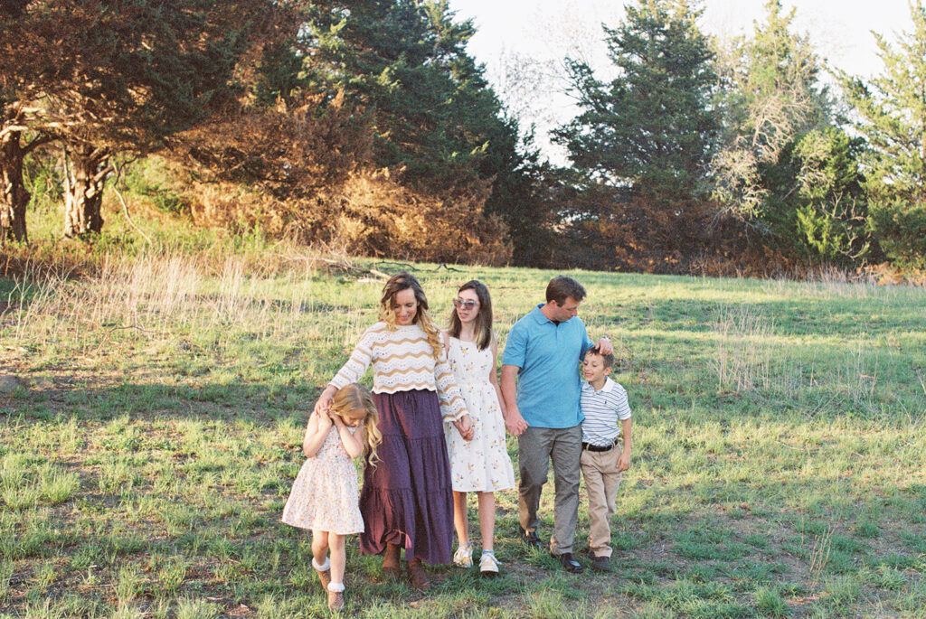 Portrait of a family in golden light | shot on Kodak Portra 800